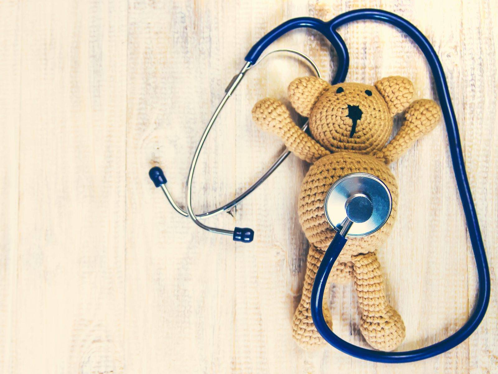 Gehaakte teddybeer met een stethoscoop